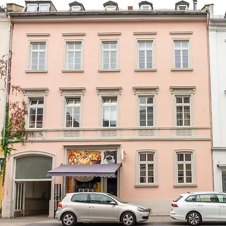 Home-on Wiesbaden, Group Travel With Comfortable Bed *